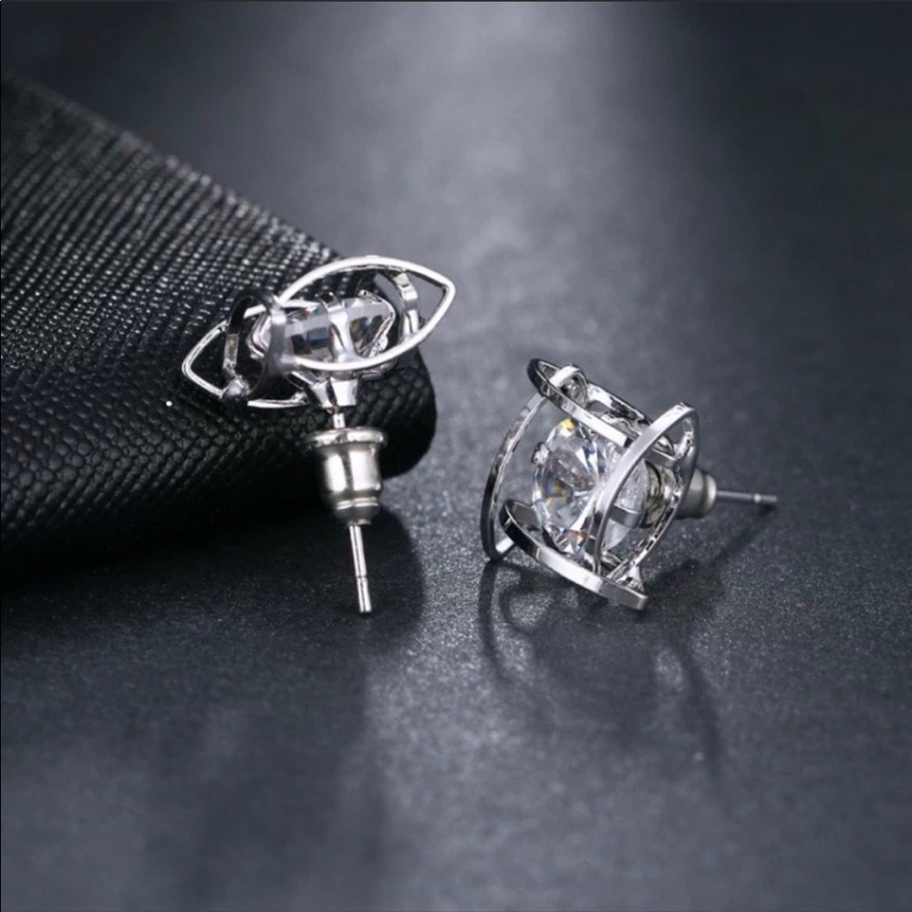 💎NEW 3D Silver Cage Diamond Stud Earrings - Picture 6 of 7